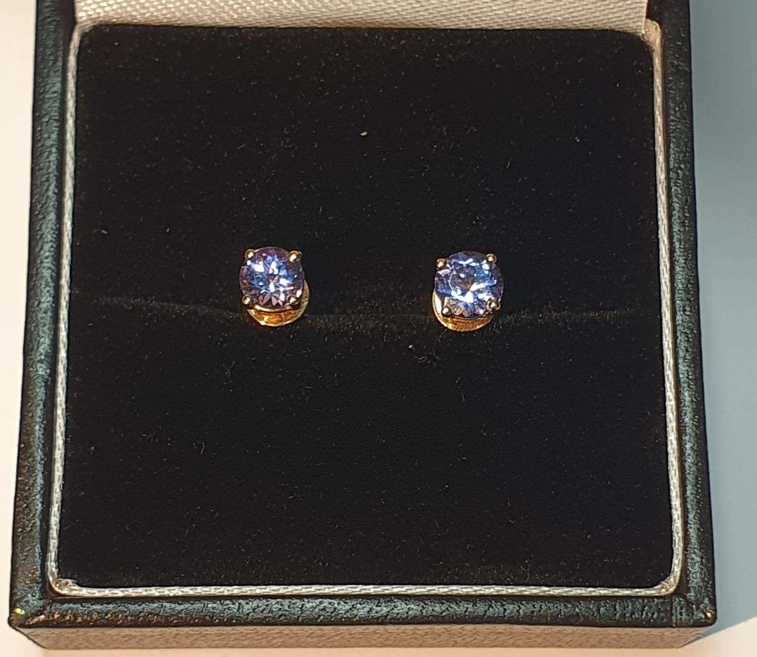 A pair of tanzanite stud earrings. Stamped 14K.Diameter 0.4cm.