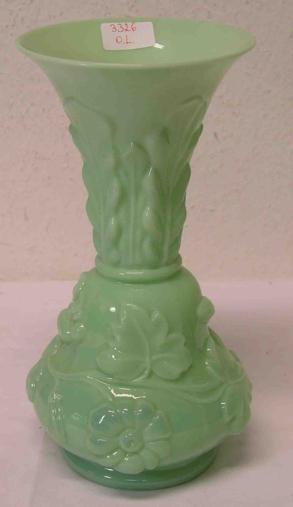 Vase um 1900. Opalglas. Reliefierte