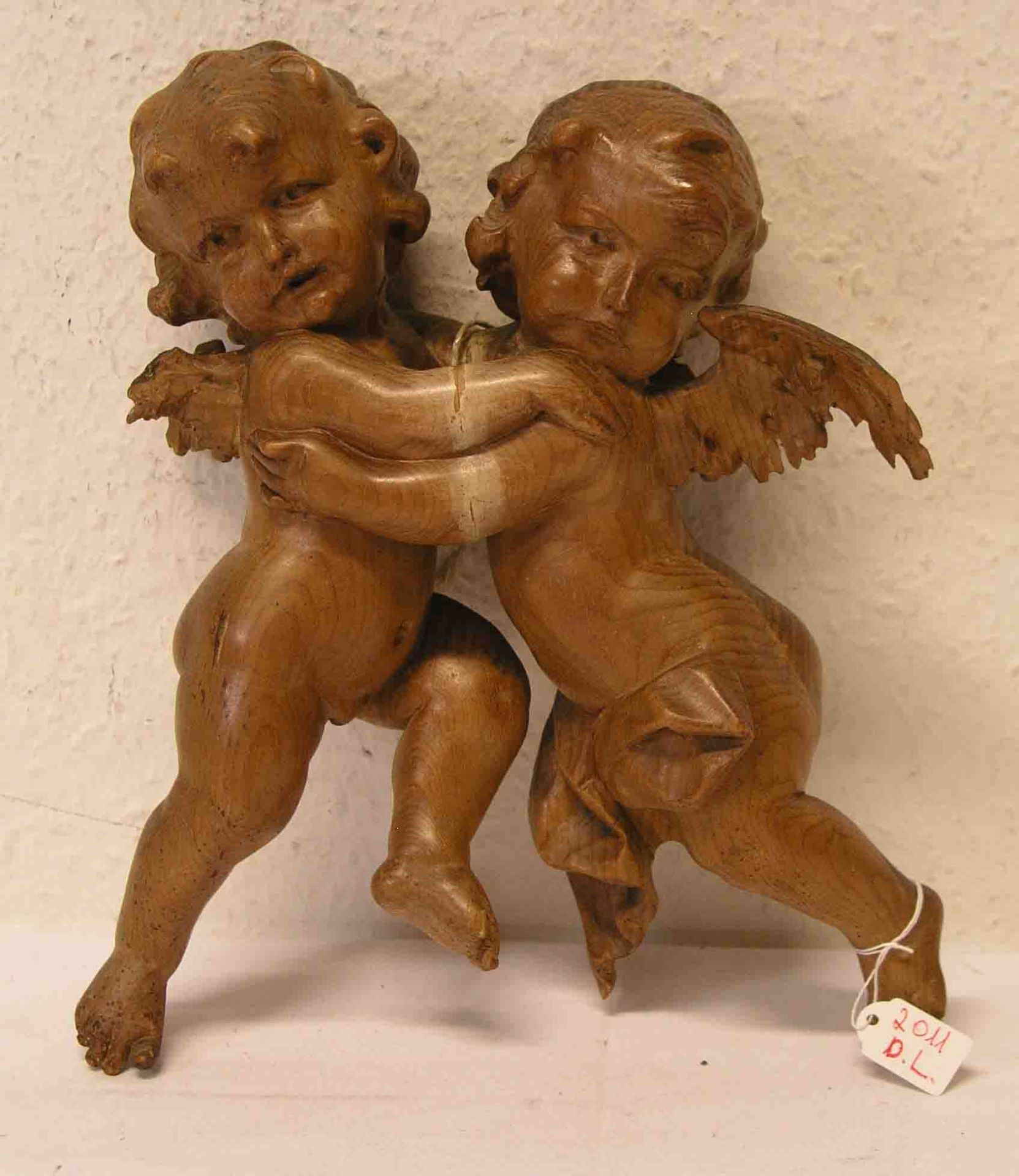 Engelpaar, sich umarmend. Holz