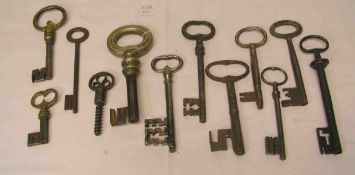 Sammlung von 12 Schlüsseln.