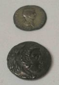 Zwei antike Münzen: Kaiser Trajan (98