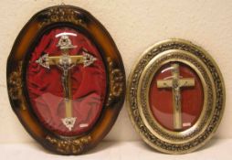 Zwei Kruzifixe im ovalen Rahmen