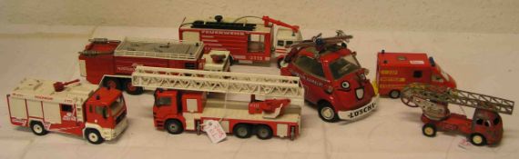 Posten von sieben Feuerwehrautos.