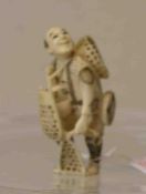 Fischer mit Netz. Netsuke