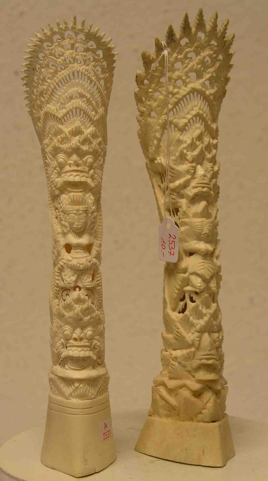 Paar asiatische Beinschnitzereien