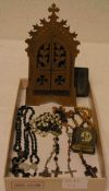 Miniatur-Altar und sieben Rosenkränze