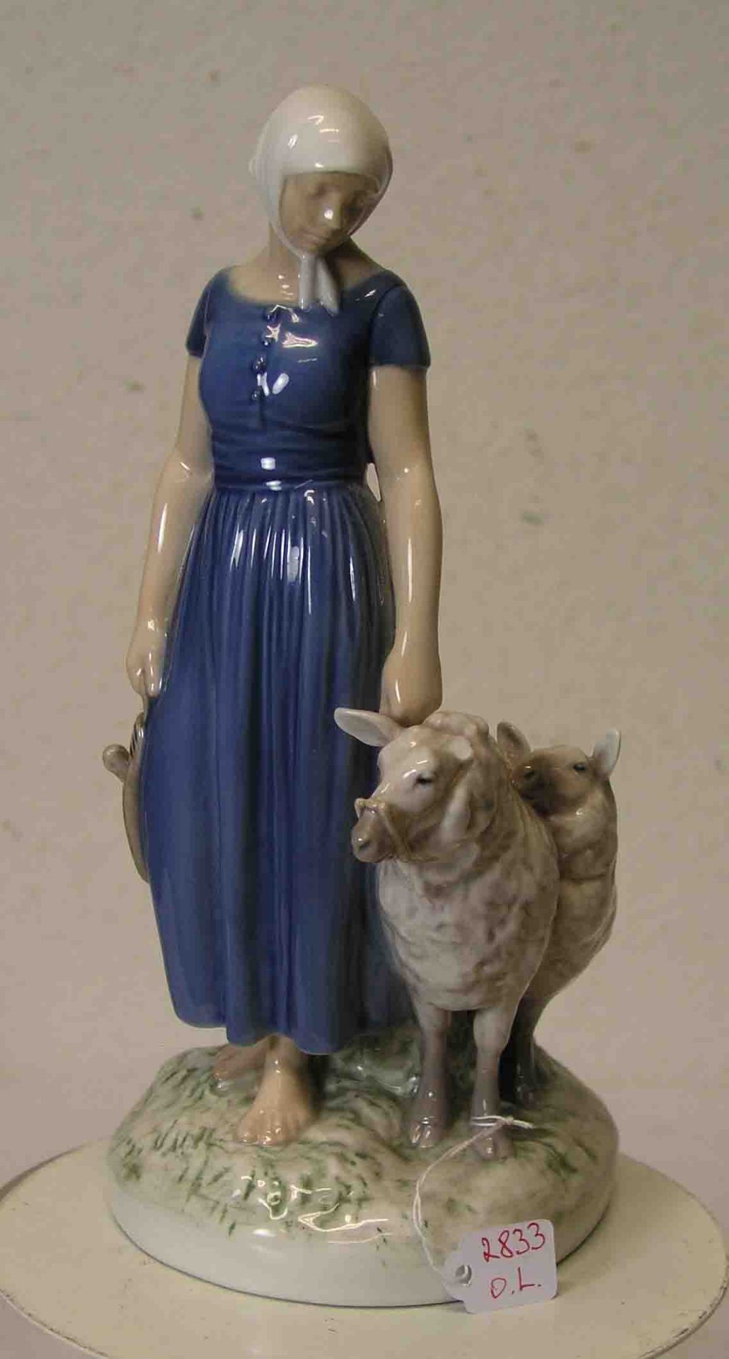 Bäuerin mit zwei Schafen