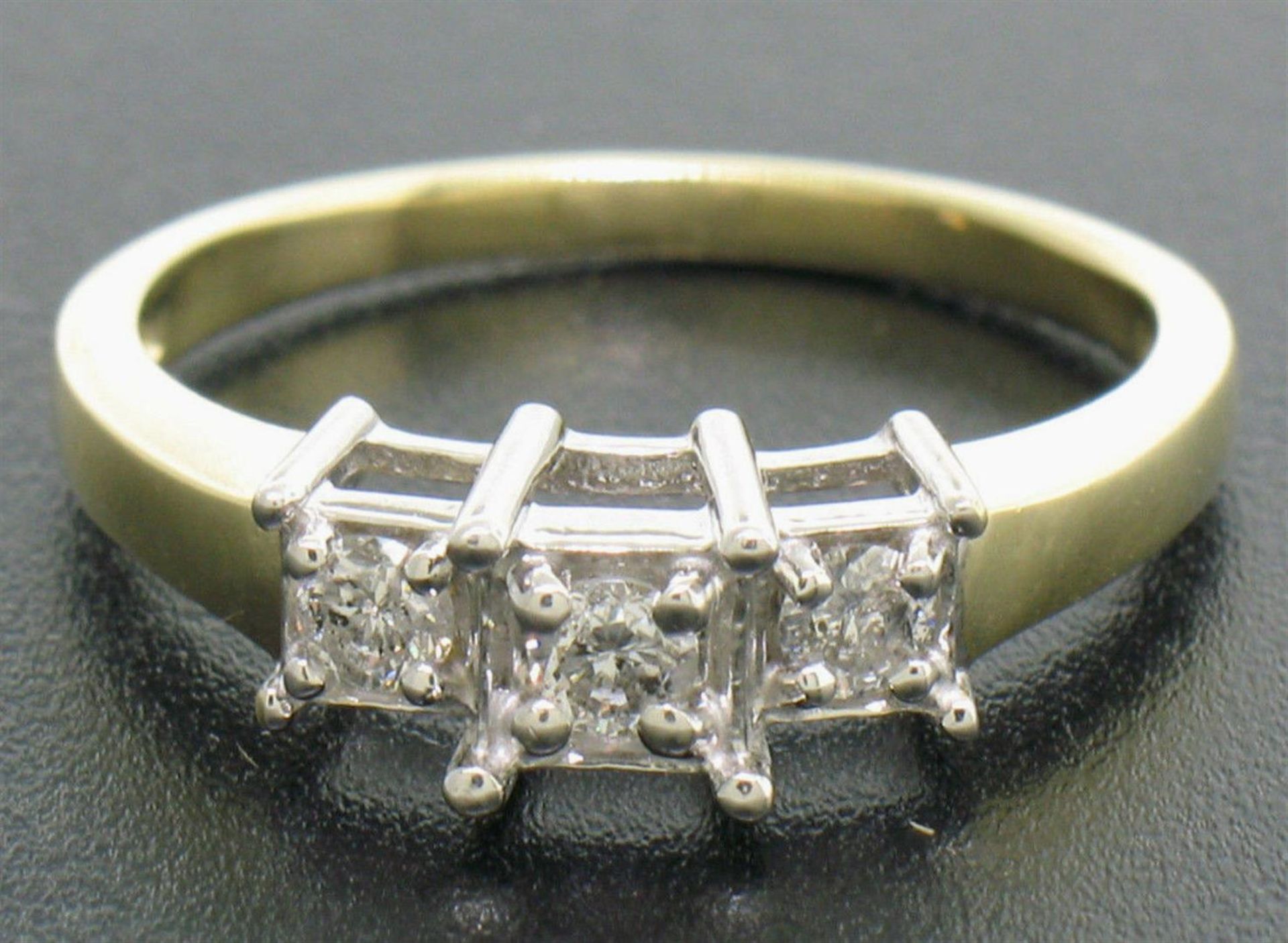 14k Yellow Gold 0.19 ctw Illusion Set Round Brilliant Diamond 3 Stone Ring - Image 2 of 4