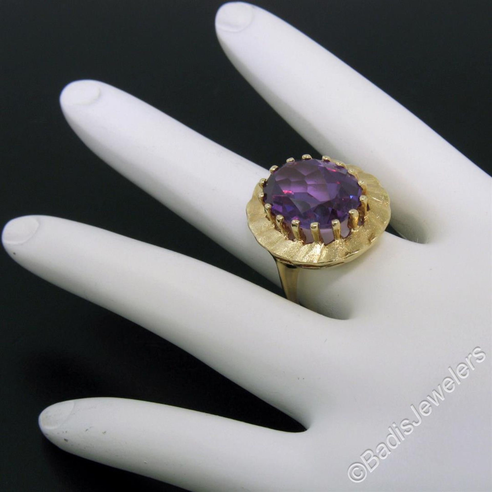 Vintage 14kt Yellow Gold Oval Synthetic Alexandrite Ring w/ Textured Halo - Image 9 of 9