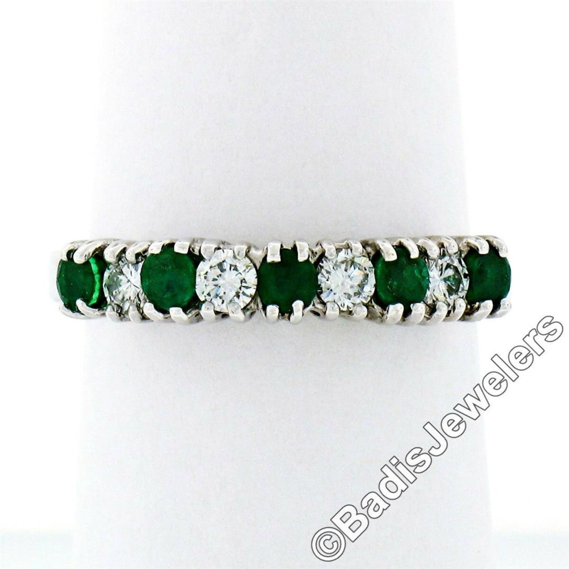 18kt White Gold 1.36 ctw Alternating Round Diamond & Emerald Wedding Band Ring - Image 4 of 9