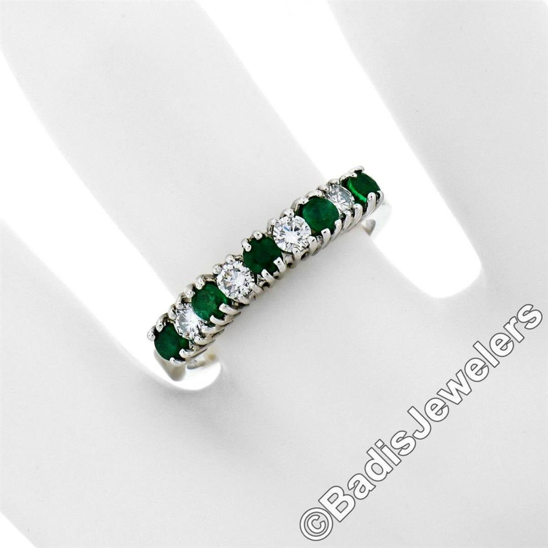 18kt White Gold 1.36 ctw Alternating Round Diamond & Emerald Wedding Band Ring - Image 3 of 9