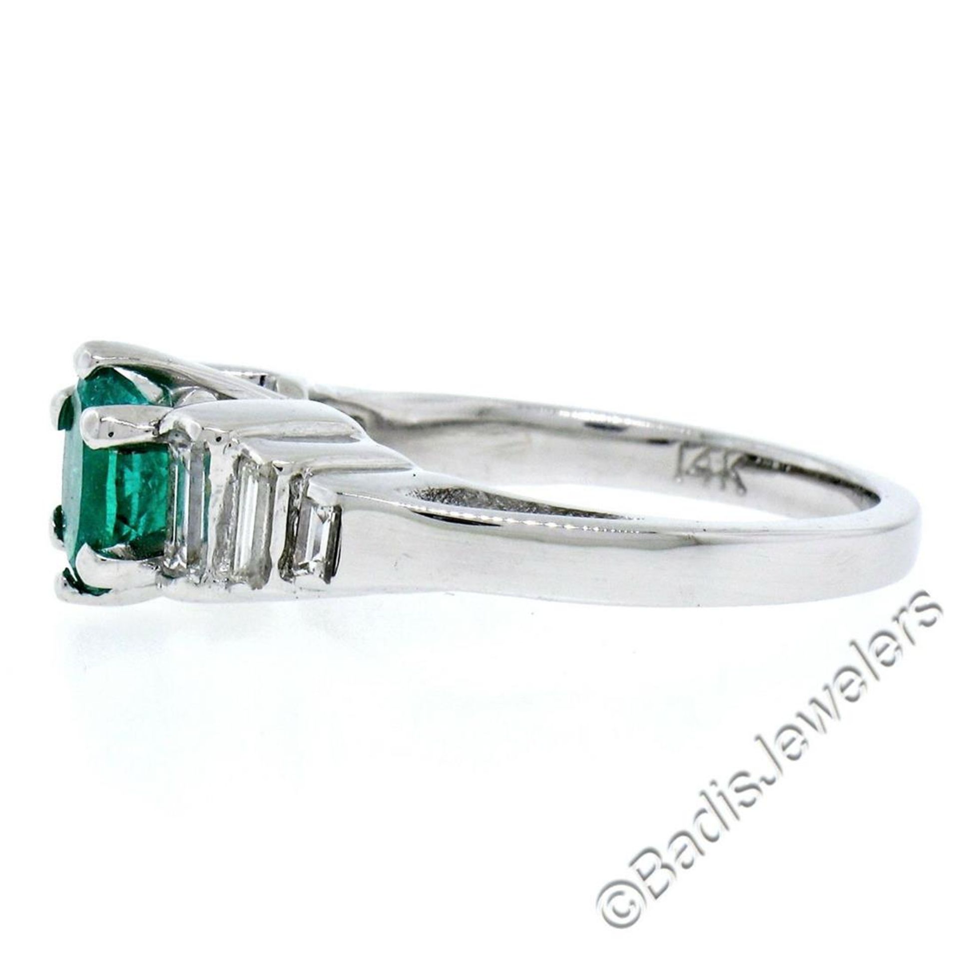 14kt White Gold 1.33 ctw Emerald Solitaire and Baguette Diamond Step Ring - Image 3 of 9