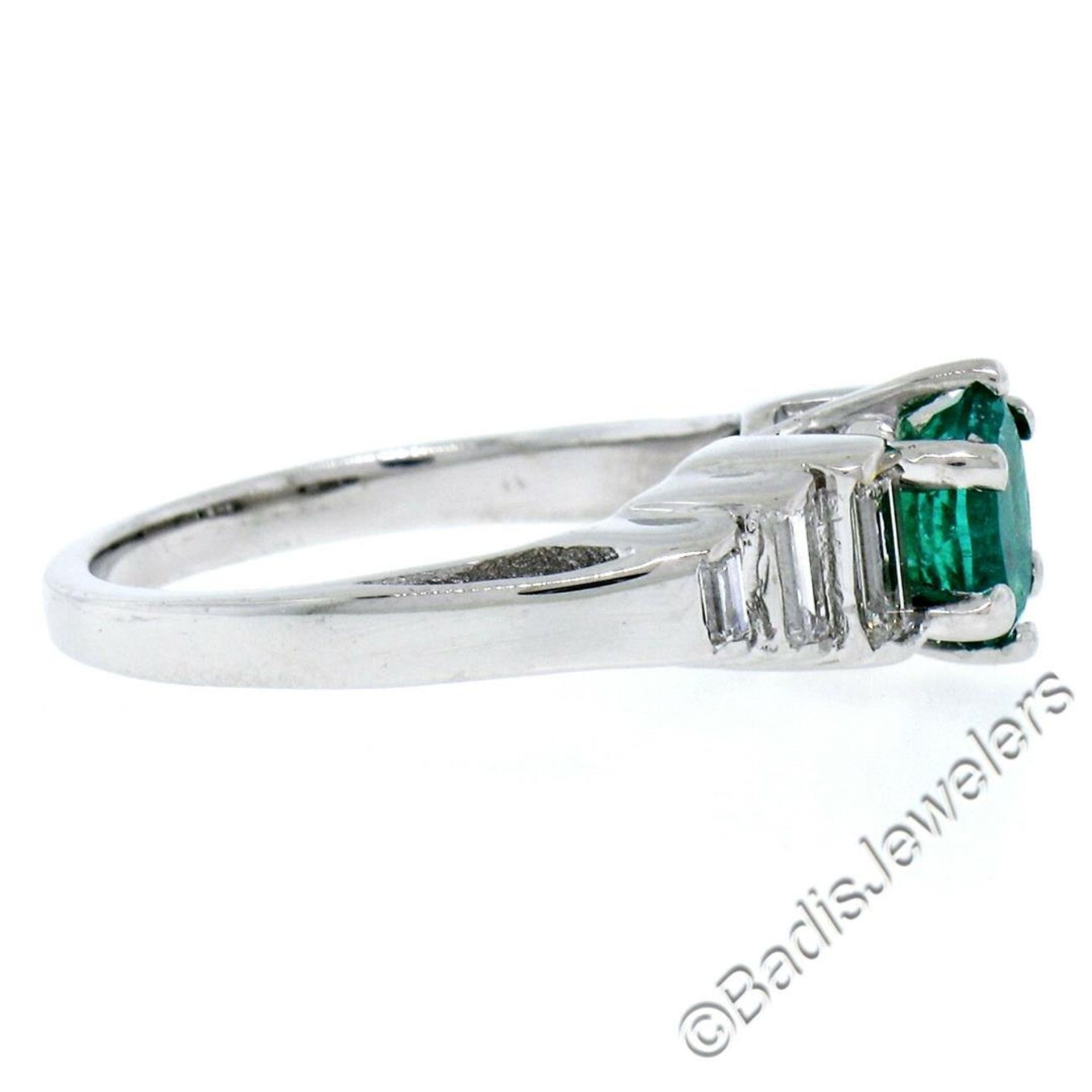 14kt White Gold 1.33 ctw Emerald Solitaire and Baguette Diamond Step Ring - Image 4 of 9