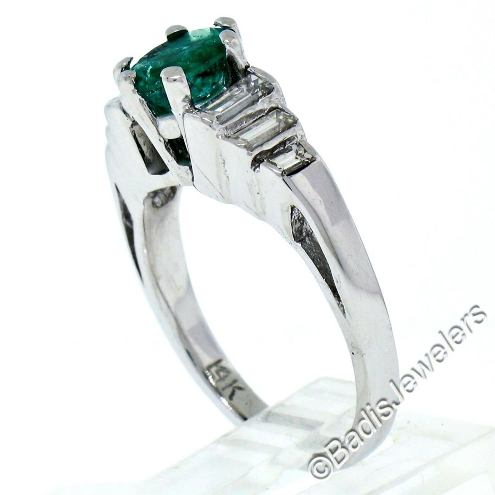 14kt White Gold 1.33 ctw Emerald Solitaire and Baguette Diamond Step Ring - Image 7 of 9