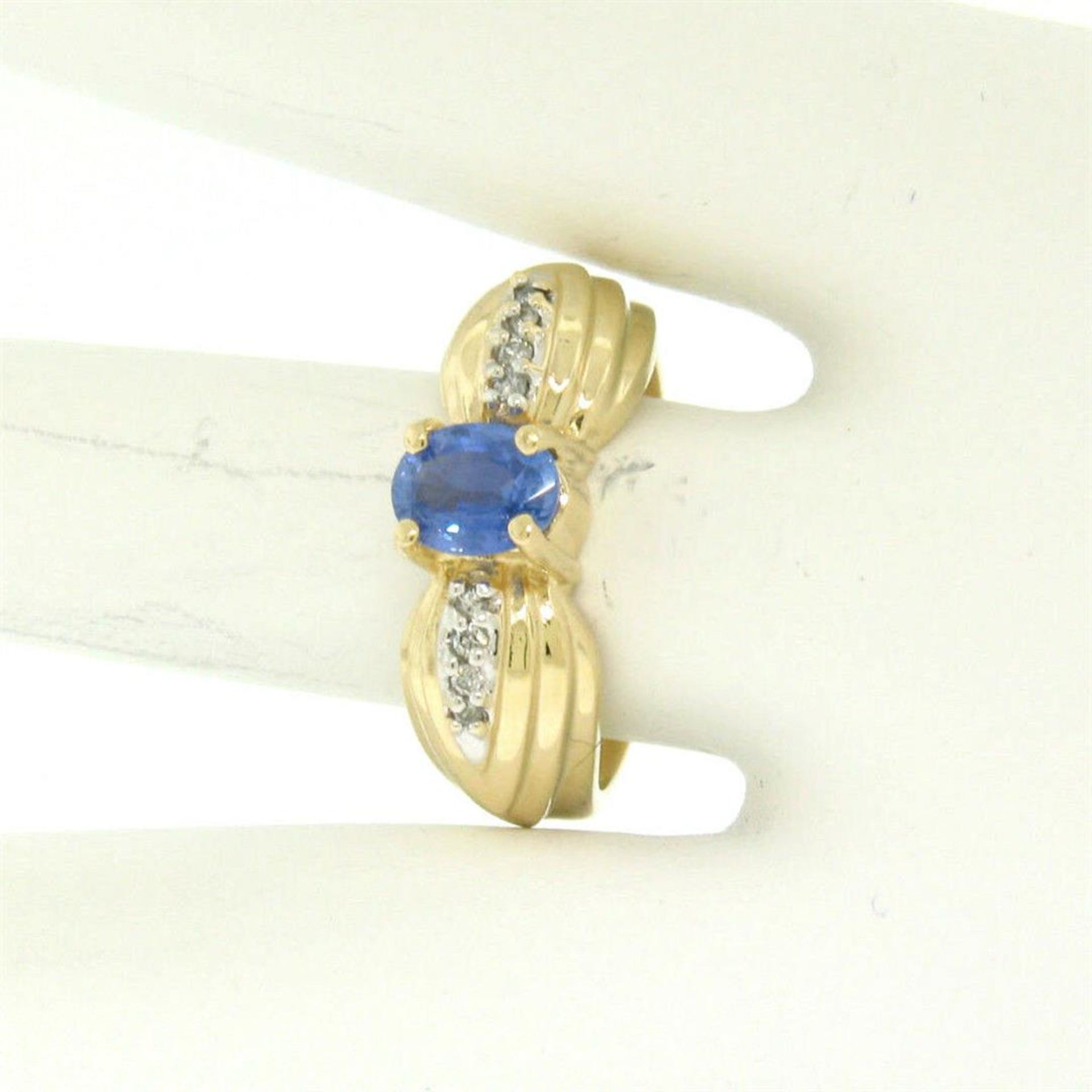 Ribbed 14k Yellow Gold 1.10 ctw Oval Tanzanite Solitaire & Round Diamond Ring - Image 5 of 5