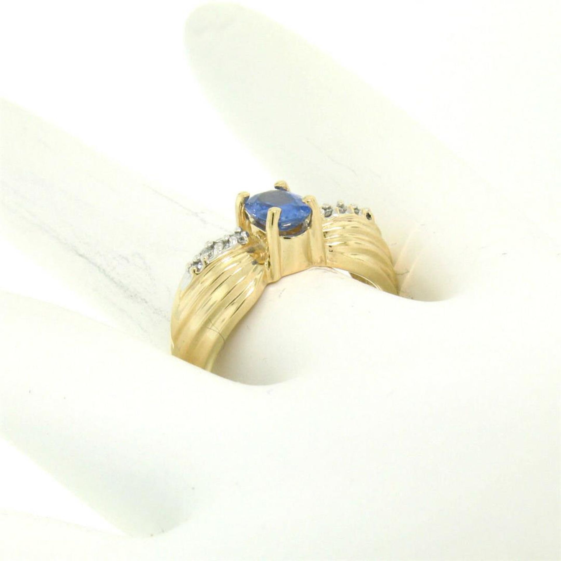 Ribbed 14k Yellow Gold 1.10 ctw Oval Tanzanite Solitaire & Round Diamond Ring - Image 4 of 5