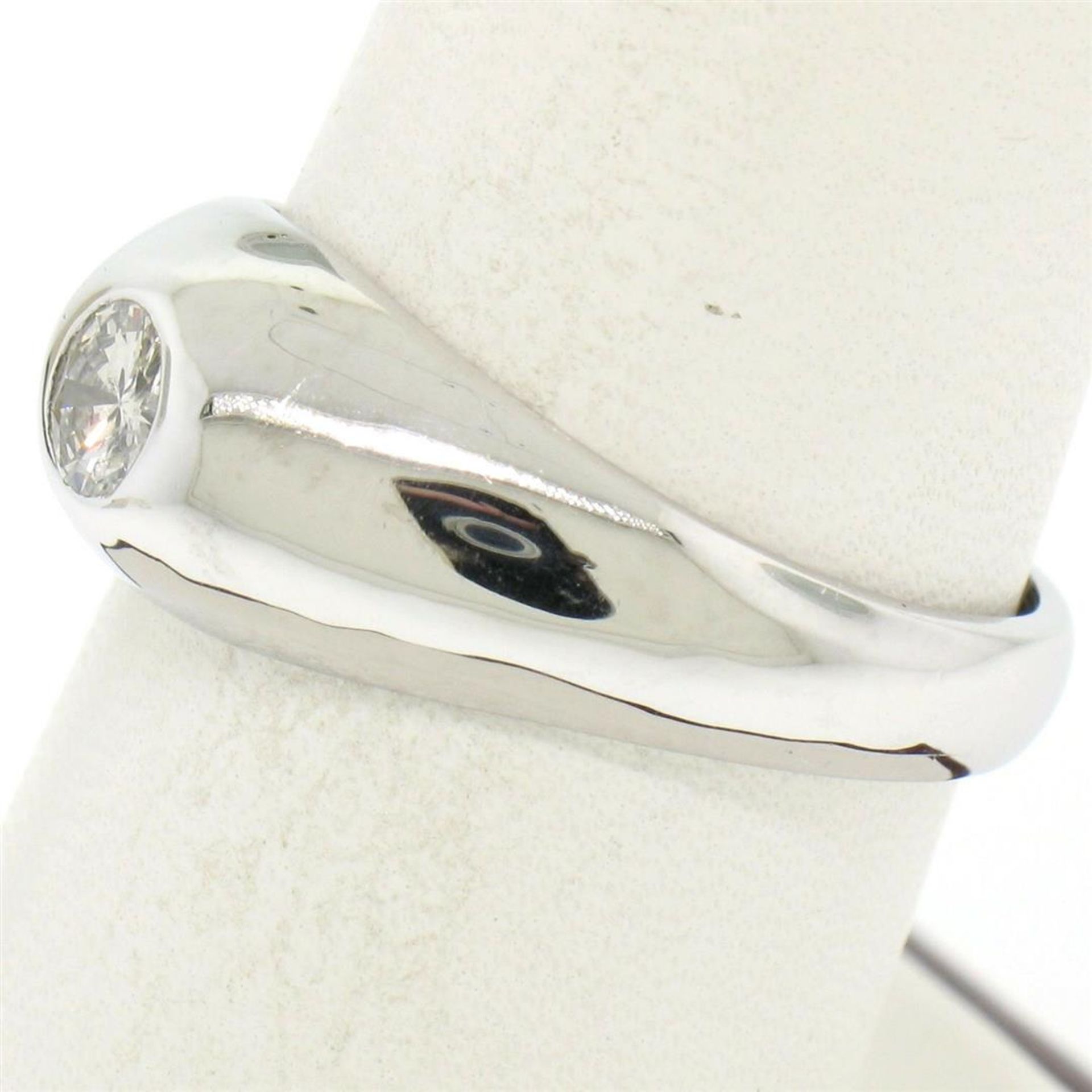 Men's 14kt White Gold 0.25 ctw Bezel Round Diamond Solitaire Band Ring - Image 6 of 16