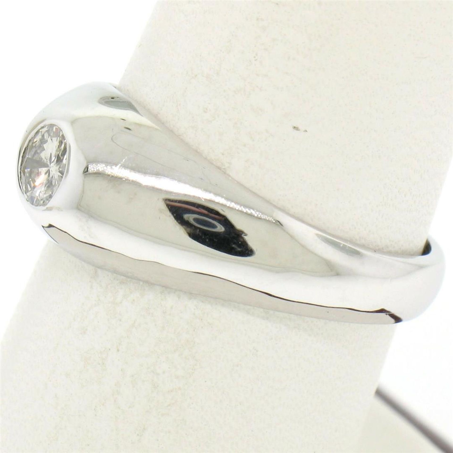 Men's 14kt White Gold 0.25 ctw Bezel Round Diamond Solitaire Band Ring - Image 5 of 16