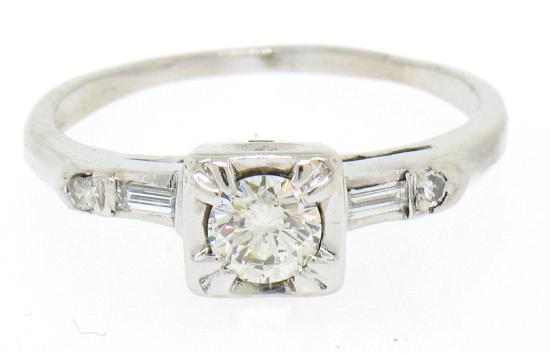 18k White Gold Round & Baguette VVS Diamond Engagement Solitaire Ring - Image 2 of 4