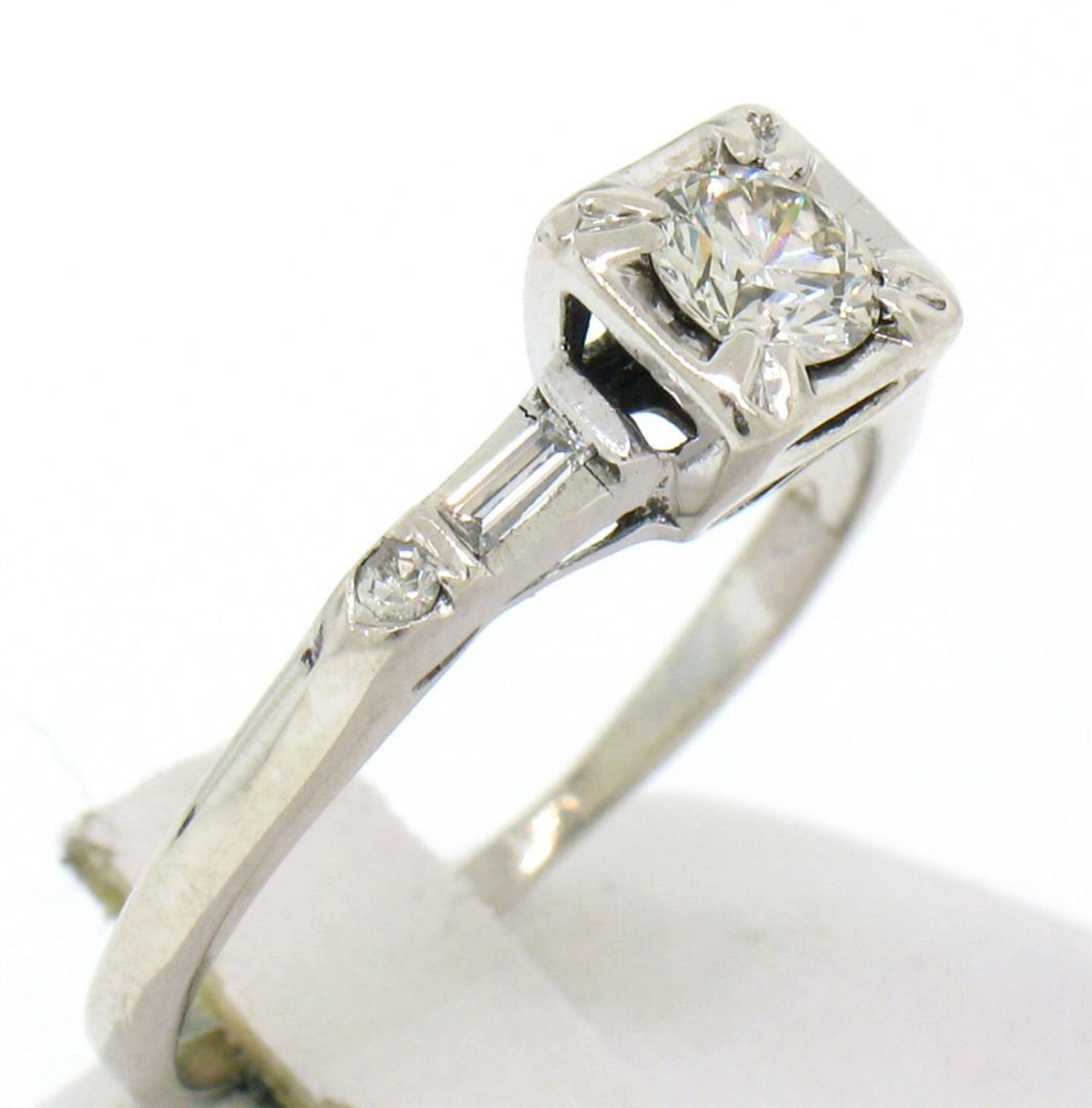 18k White Gold Round & Baguette VVS Diamond Engagement Solitaire Ring - Image 3 of 4