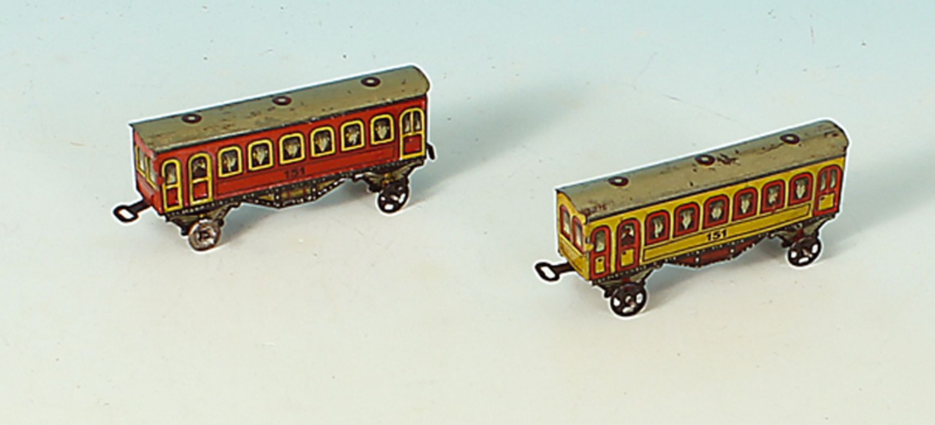 2 Miniatur Bodenlaeufer Personenwagen