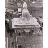 CHRISTO (Bulgaria, 1935) "Wrapped Monument Vittorio Emanuele II, 1975. Photograph mounted on