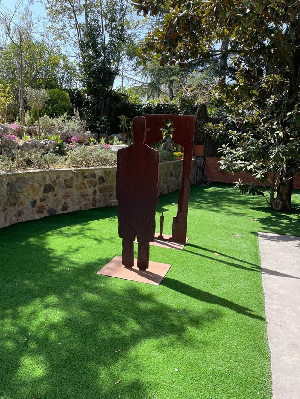 JOSÉ LUIS PASCUAL SAMARANCH (Barcelona, 1947). "Homage to Magritte". 2005. Corten steel. Size: 240 x - Image 8 of 11