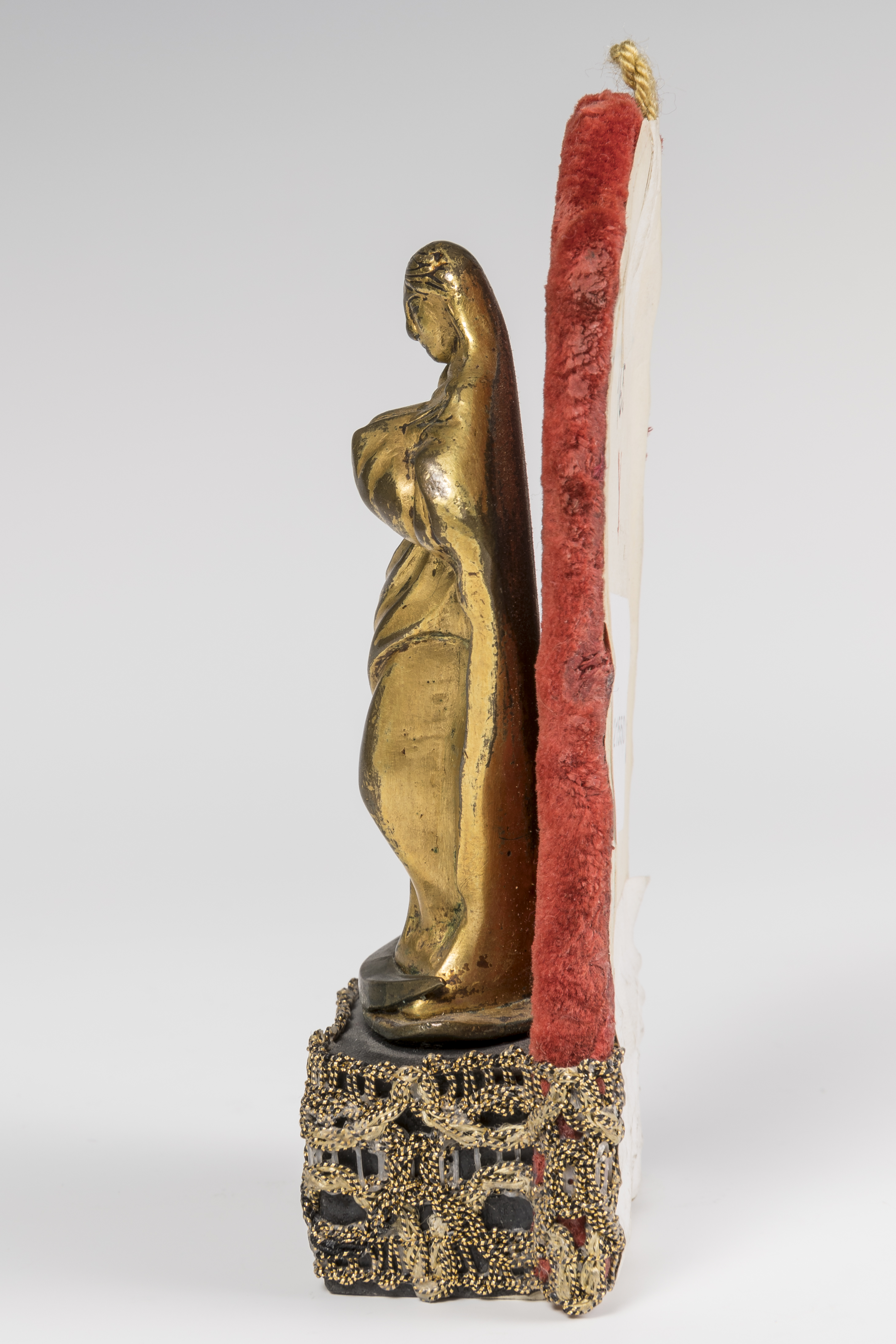 Andalusian School; XVII century. "Purisima". Gilded bronze. Present damages. Measures: 7.5 x 3 x 2 - Image 3 of 3