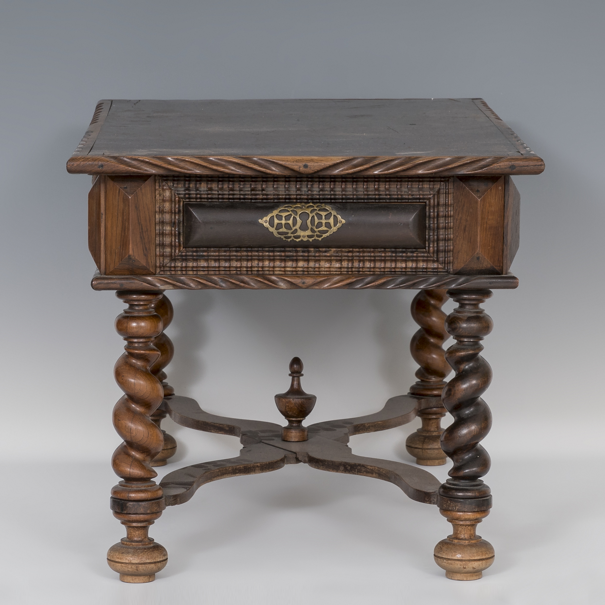 Table; Portugal, XVIII and XX centuries. Rosewood veneer. It has drawers remade in the twentieth - Image 4 of 5