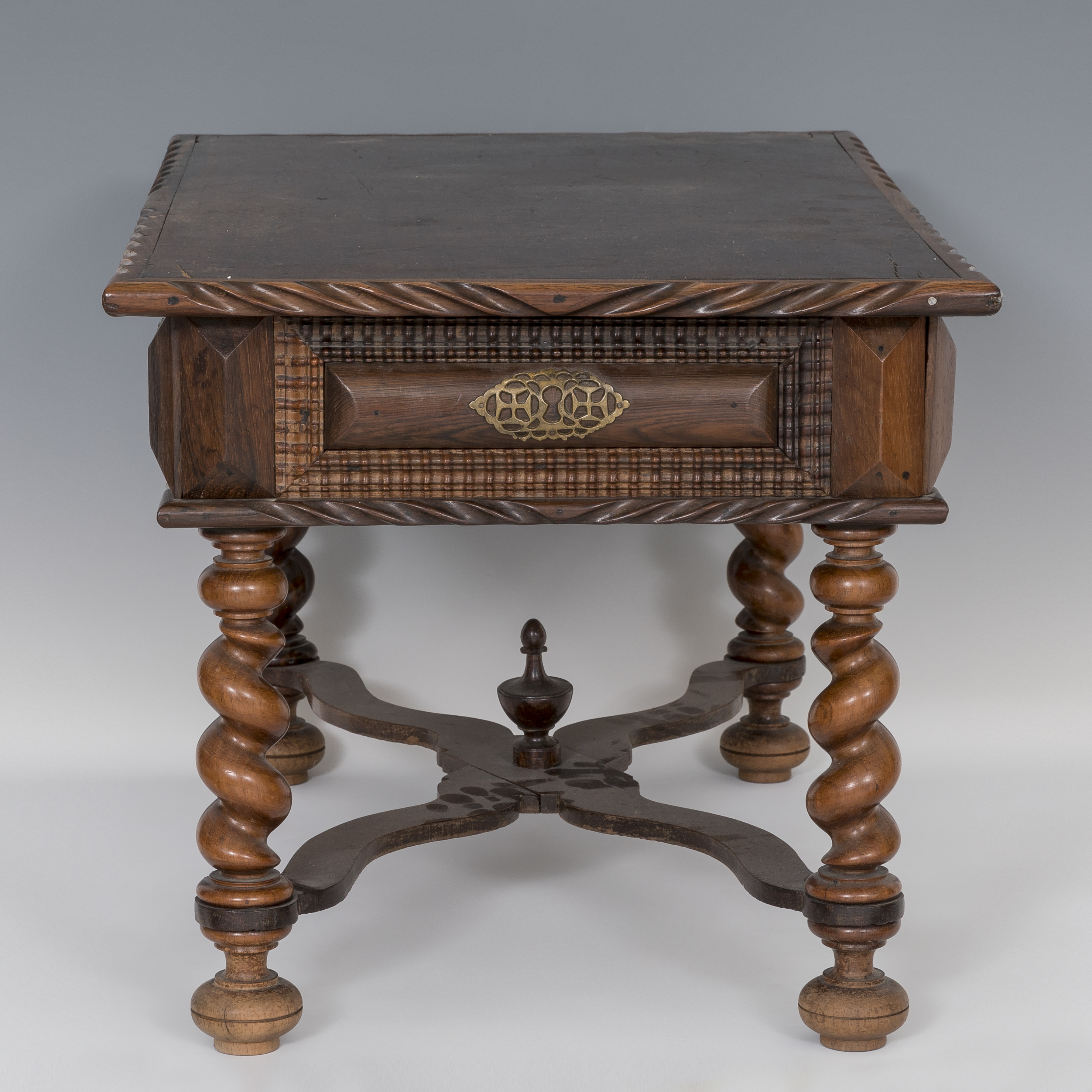 Table; Portugal, XVIII and XX centuries. Rosewood veneer. It has drawers remade in the twentieth - Image 2 of 5