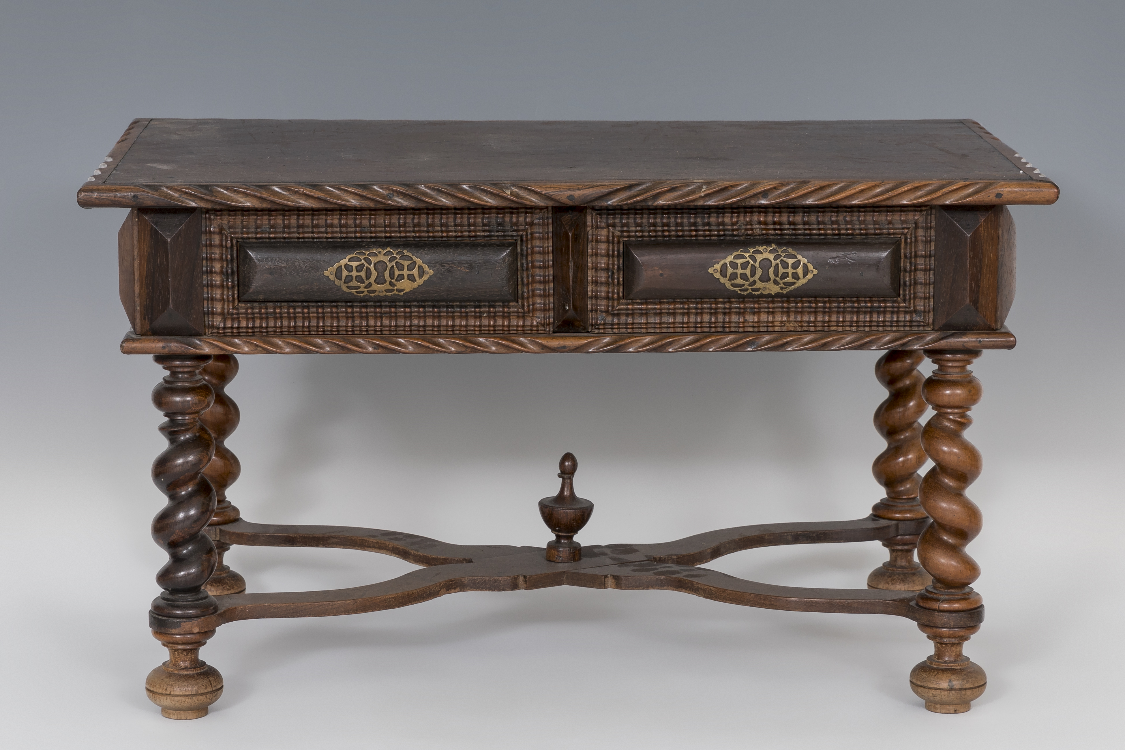 Table; Portugal, XVIII and XX centuries. Rosewood veneer. It has drawers remade in the twentieth - Image 3 of 5