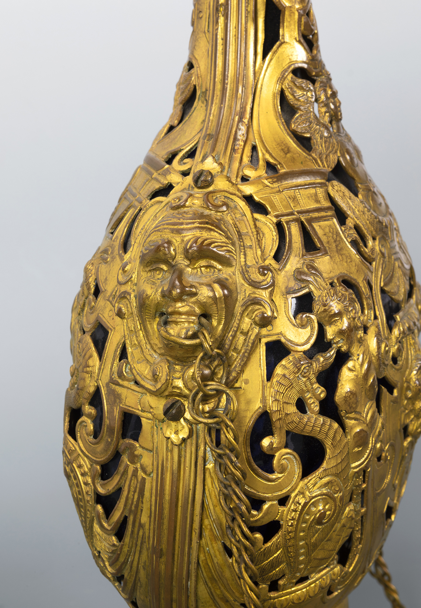 Pilgrim's flask. Italy, XIX century. Glass and gilded bronze. Measurements: 45 cm (height). - Image 3 of 6