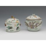 Two Chinese vessels "Kambcheng", s.XIX. In glazed porcelain. With marks on the backs.