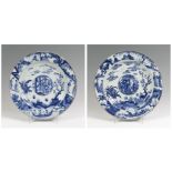 Pair of dishes Kangxi Dynasty. China, XVIII century Enameled porcelain. Measurements: 39,5 cm.