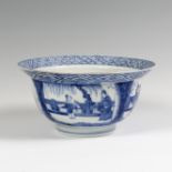 Bol. Kangxi Dynasty. China, pps.s.XVIII. Glazed porcelain. Signed on the back. Measurements: 10 x 20