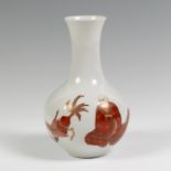 Chinese vase s.XX. Glazed porcelain. Signed on the back. Measurements: 20.5 x 12 x 12 cm. Chinese