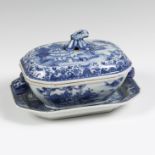 Tureen following Quianlong models; China, XX century. Glazed porcelain. Measurements: 12 x 19 x 11