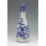 Bottle of wine or beer. China s. XIX. Enameled porcelain. Measurements: 25 x 8.5 x 8.5 cm. Chinese