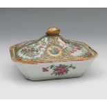 Rose Family style tureen; Canton, s.XIX. Enameled porcelain. Measurements: 11 x 20 x 18 cm.