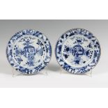 Pair of dishes Kangxi Dynasty. China, XVIII century Enameled porcelain. Measurements: 22,5 cm.