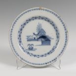 Kangxi Style Dish. China, s.XX. In glazed porcelain. Measurements: 23 cm. diameter. Two-tone