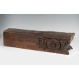 Hispanomuslim beam. Almohad period, 12th century. Carved wood. Measurements: 17,5 x 74,5 x 12 cm.