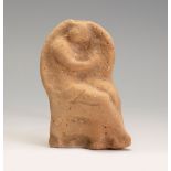 Seated figure. Greece, 4th century BC. Terracotta. Measurements: 9,5 x 6 x 4 cm . Seated figure in