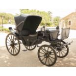 Sociable horse carriage. Measures: 2,27x1,85x3,40 cm. Sociable carriage to be hitched with two