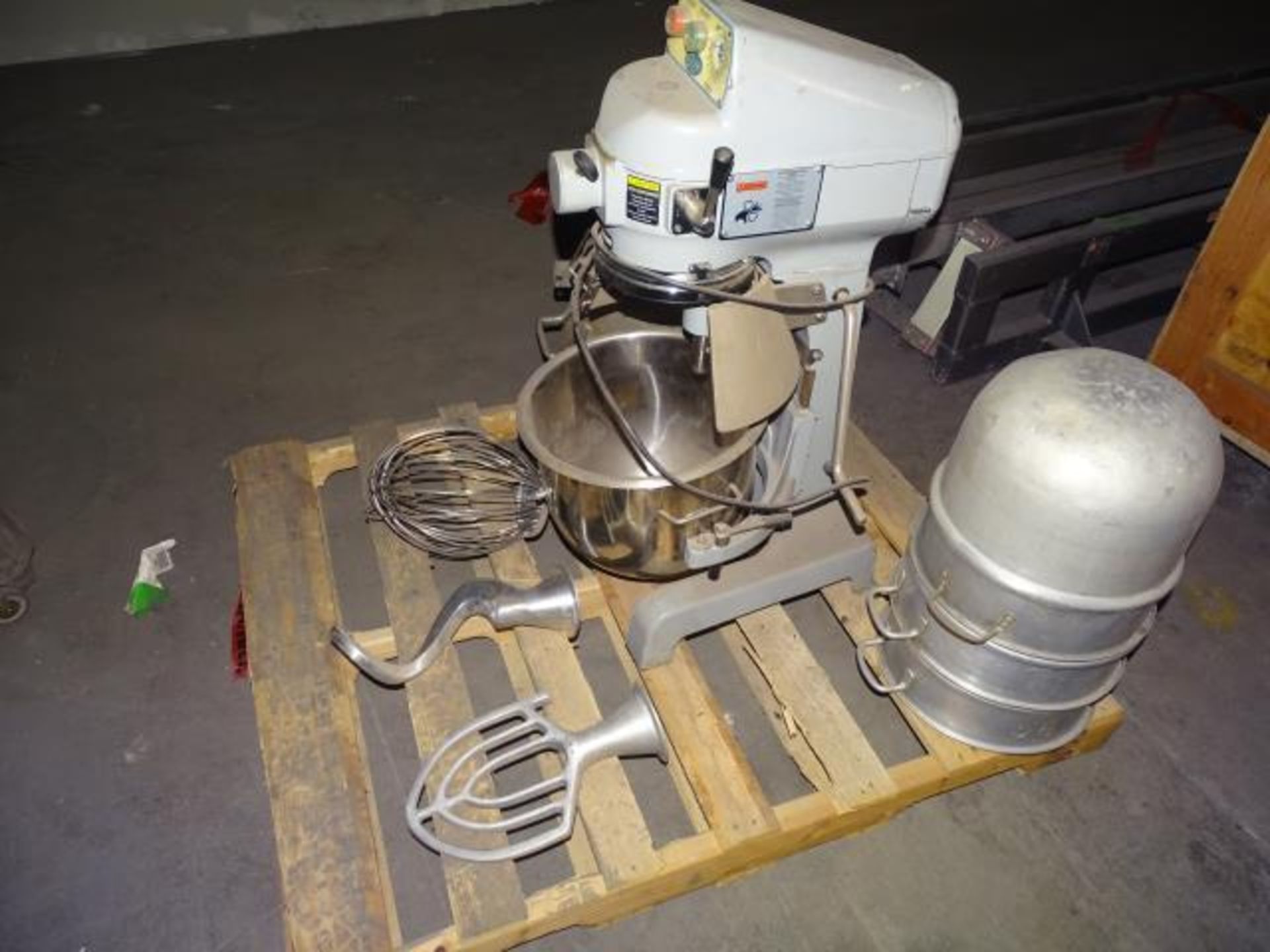 Globe Food Equipment SP20 20 Quart Planetary Mixer