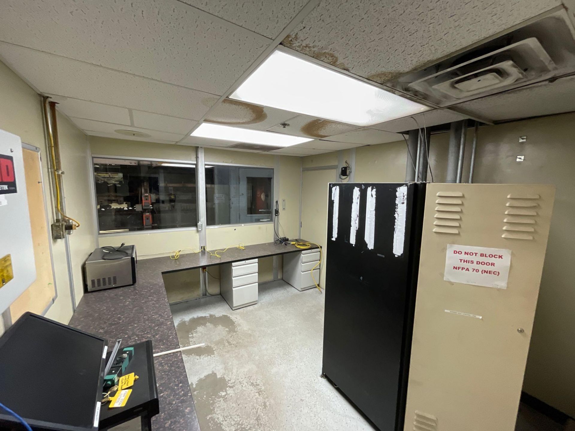 Enclosed Work Station with Carrier Unit - Image 6 of 8