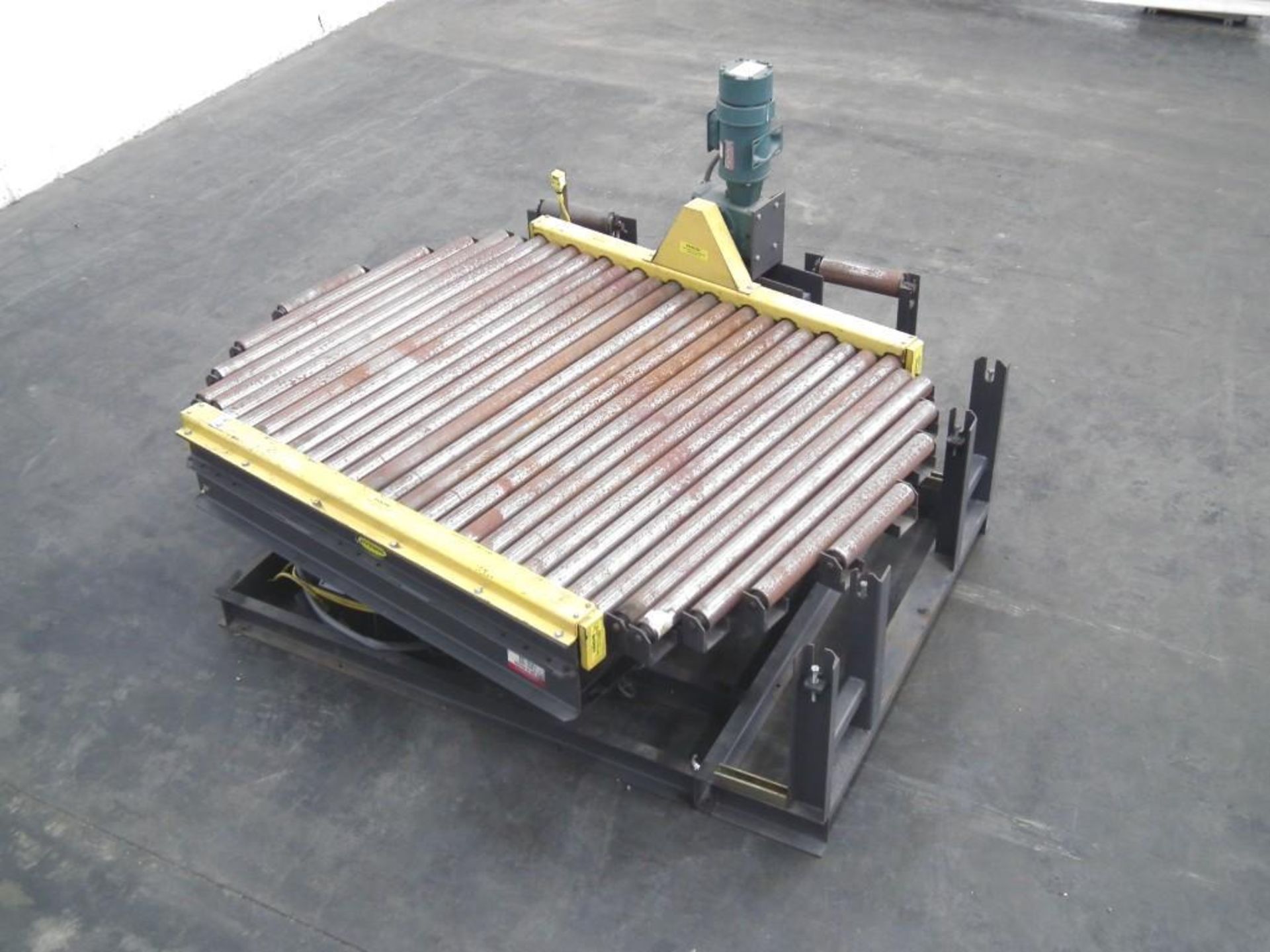 Hytrol Turntable for Full Pallets 90 Degree motion