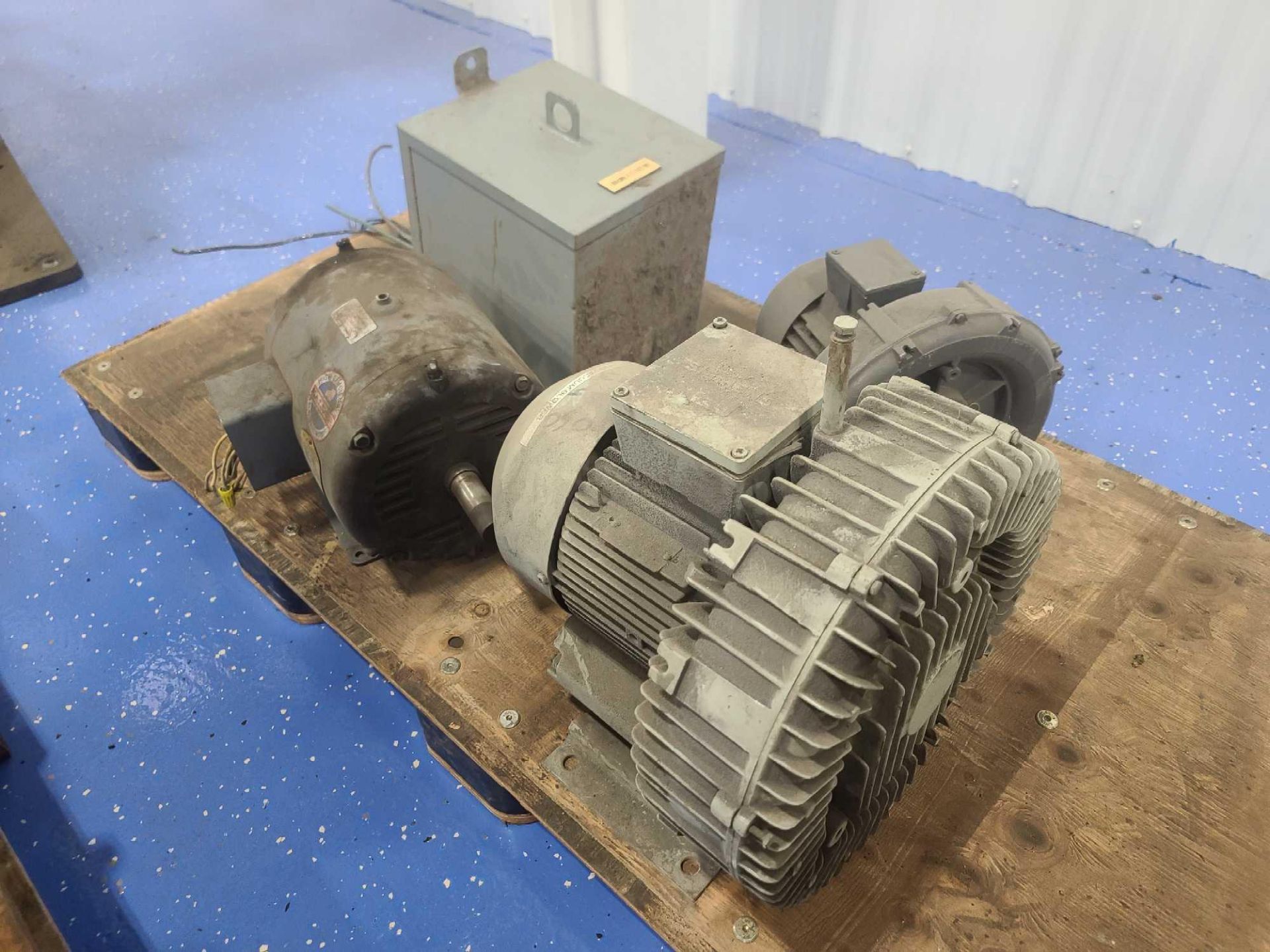 Pallet of Vacuum Pumps and Motors - Image 2 of 3