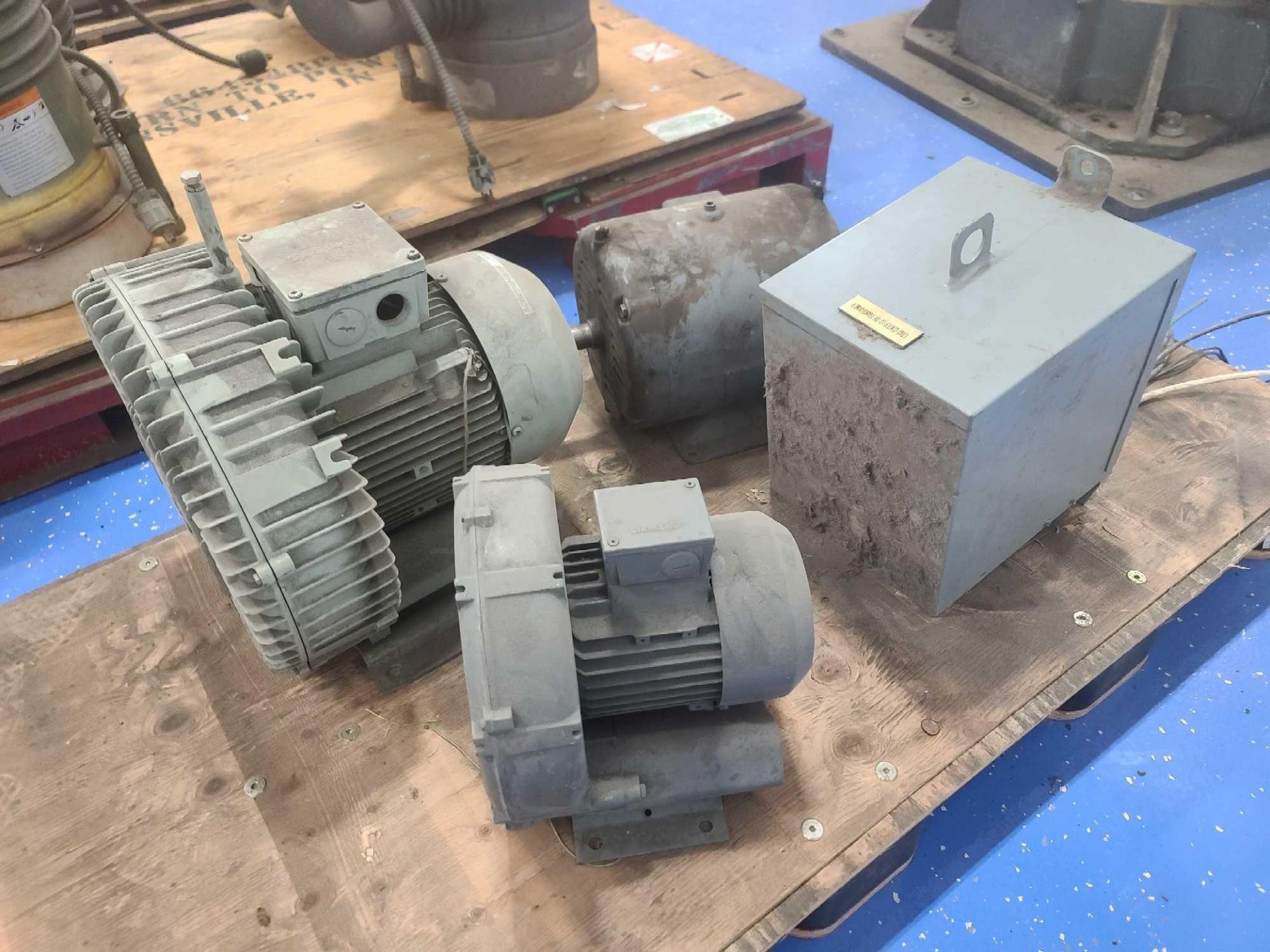 Pallet of Vacuum Pumps and Motors - Image 3 of 3