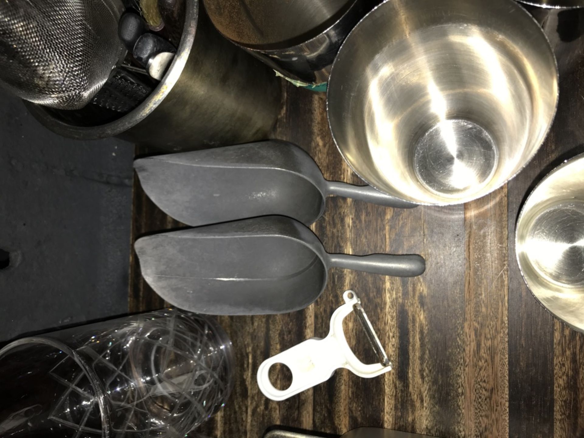 LOT OF: ASSORTED BAR TOOLS(SHAKERS, MIXING GLASSES AND ACCESSORIES, ICE SCOOPERS, STRAINERS,ETC.) - Image 10 of 14